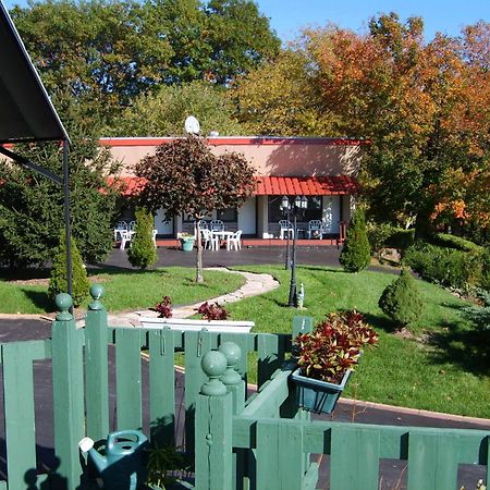 Capricorn Motel Royale 1000 Islands Lansdowne Екстериор снимка