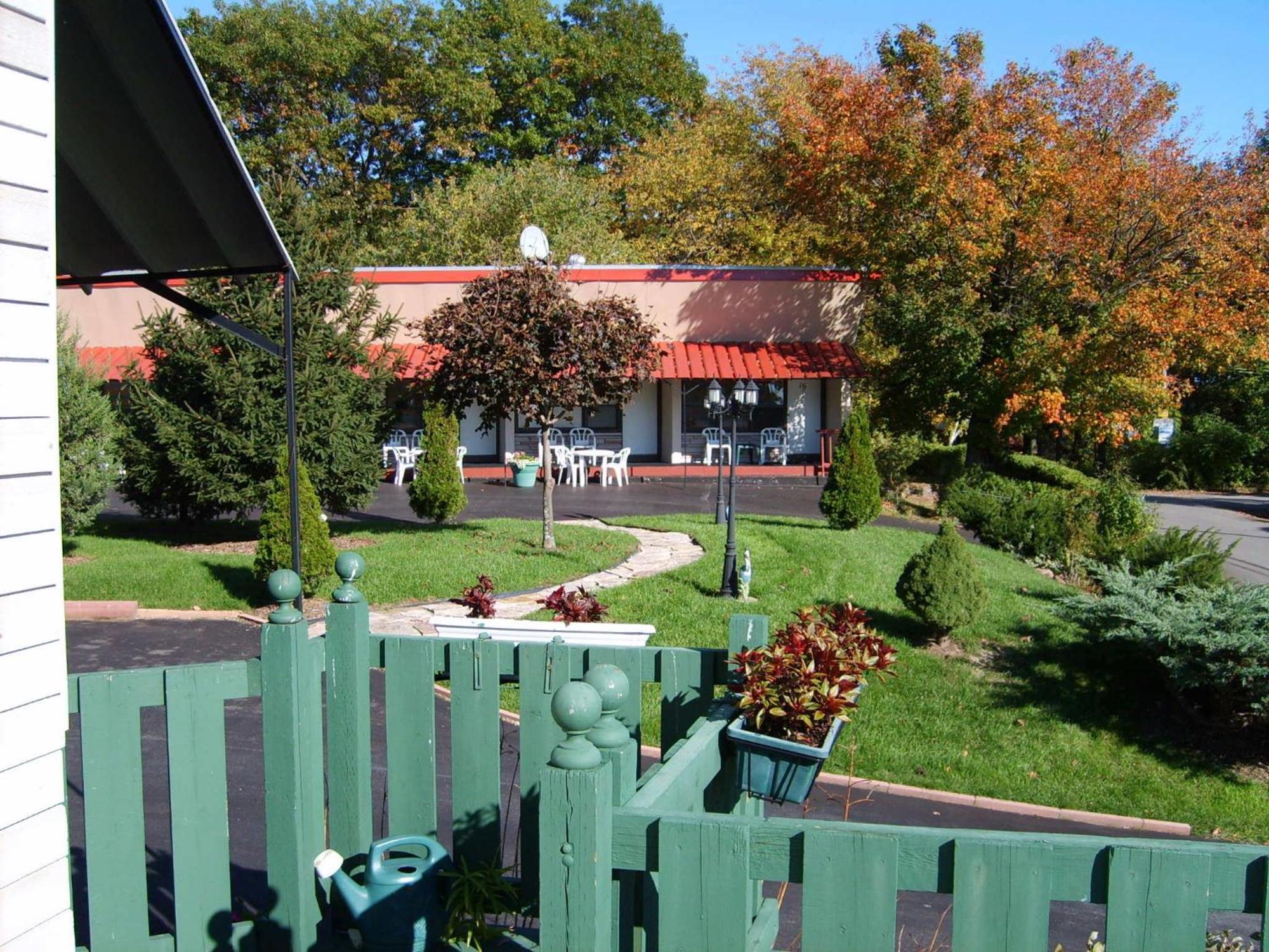 Capricorn Motel Royale 1000 Islands Lansdowne Екстериор снимка