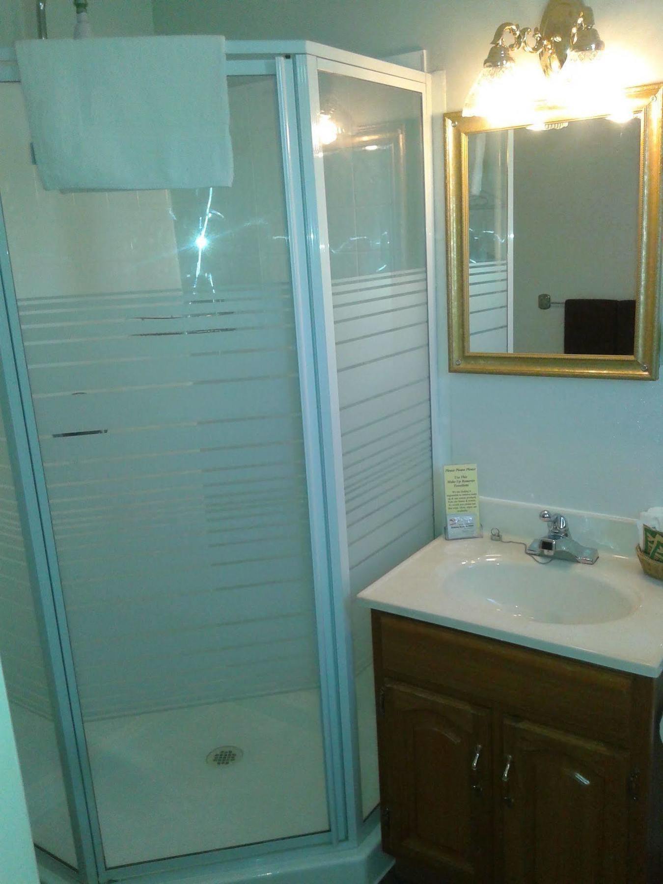 Capricorn Motel Royale 1000 Islands Lansdowne Екстериор снимка