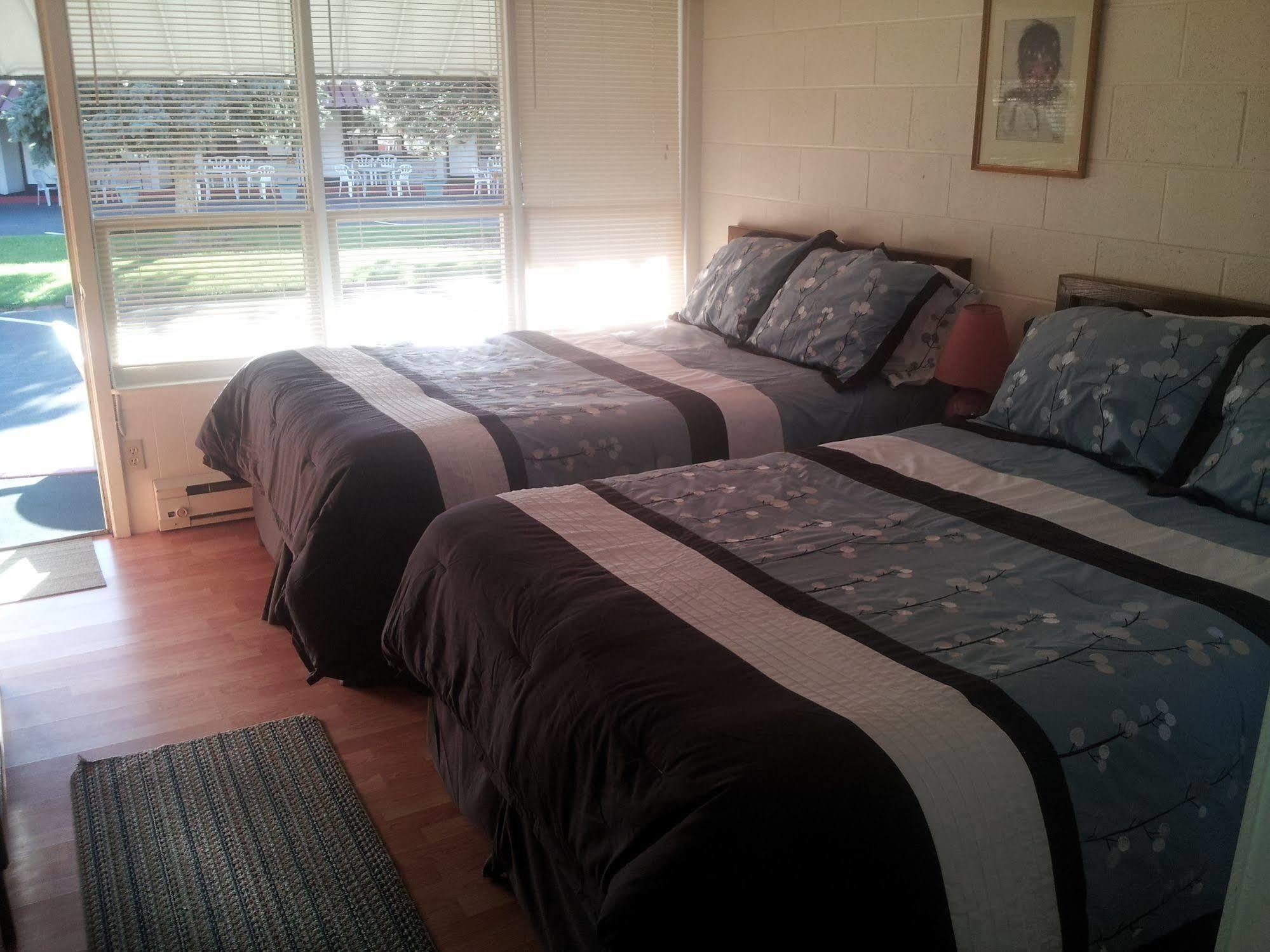 Capricorn Motel Royale 1000 Islands Lansdowne Екстериор снимка