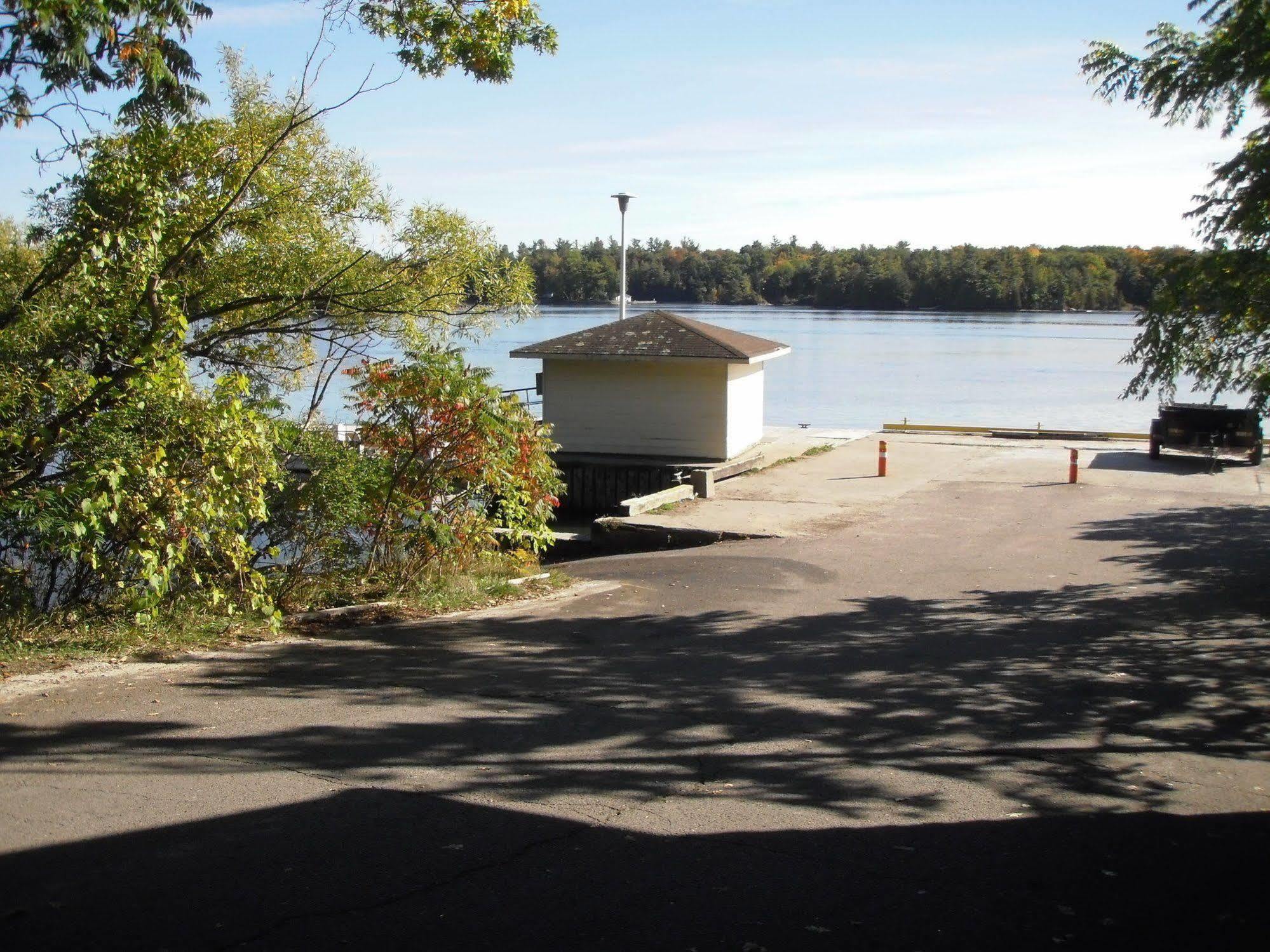 Capricorn Motel Royale 1000 Islands Lansdowne Екстериор снимка