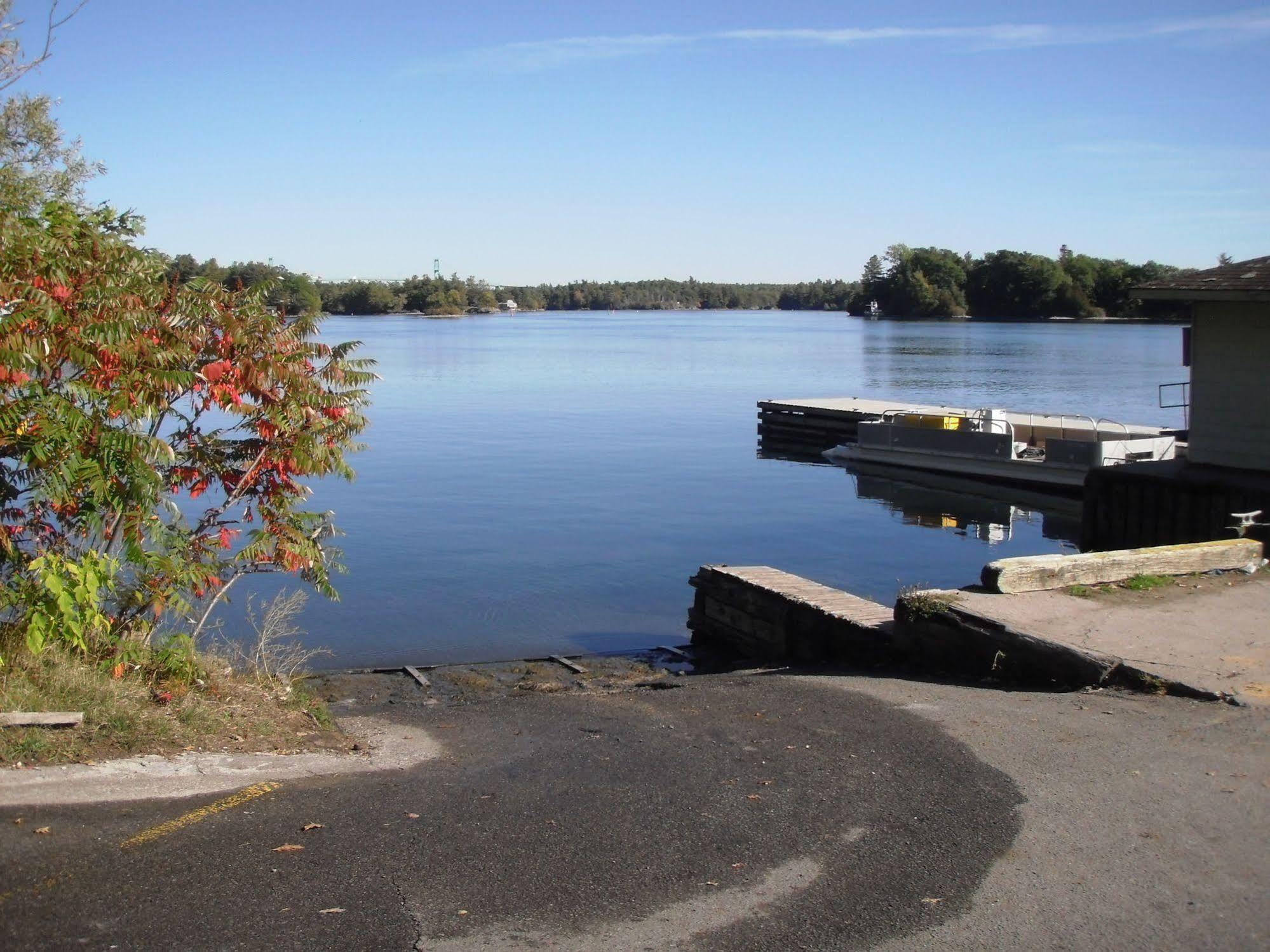 Capricorn Motel Royale 1000 Islands Lansdowne Екстериор снимка