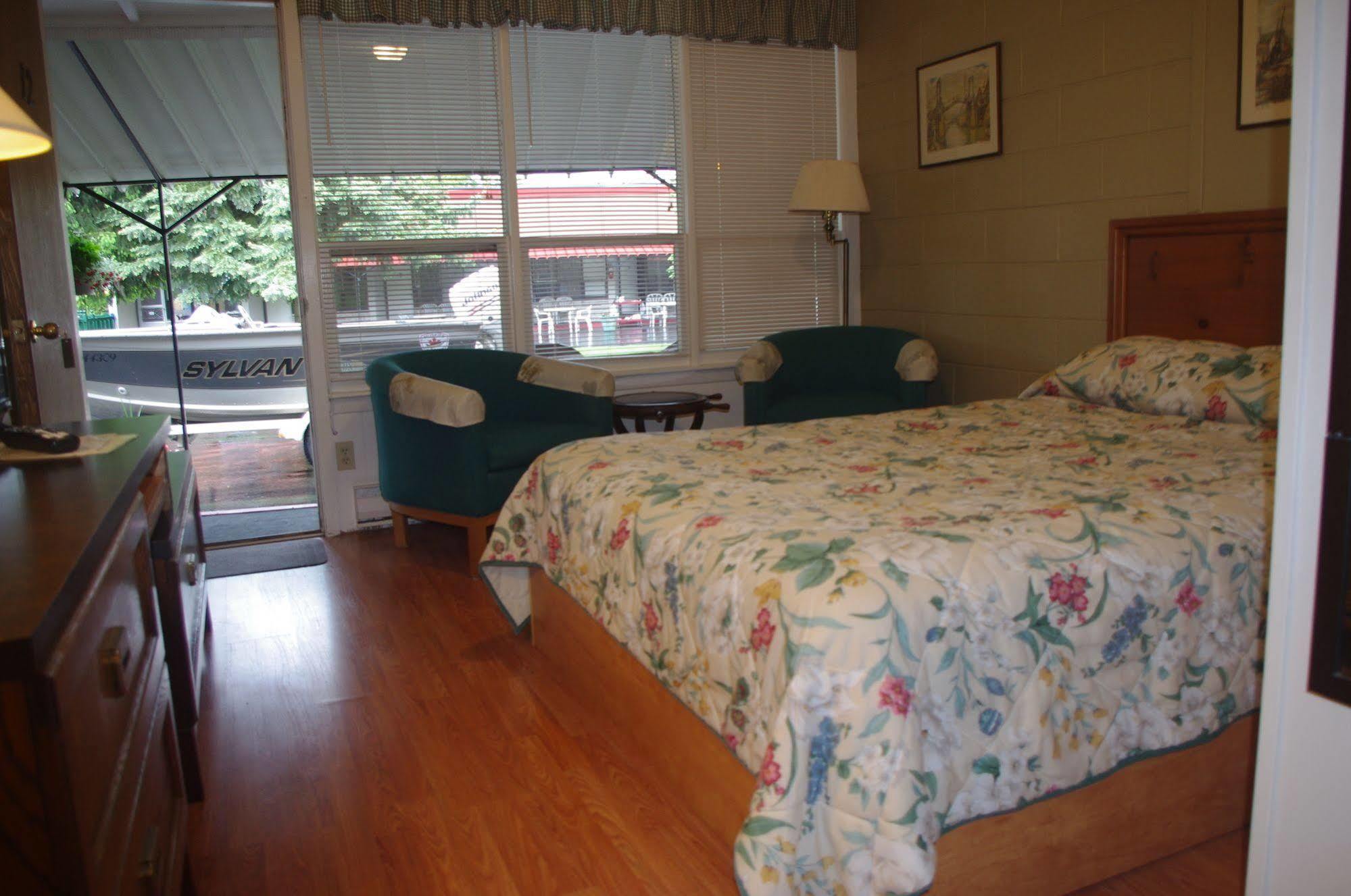 Capricorn Motel Royale 1000 Islands Lansdowne Екстериор снимка